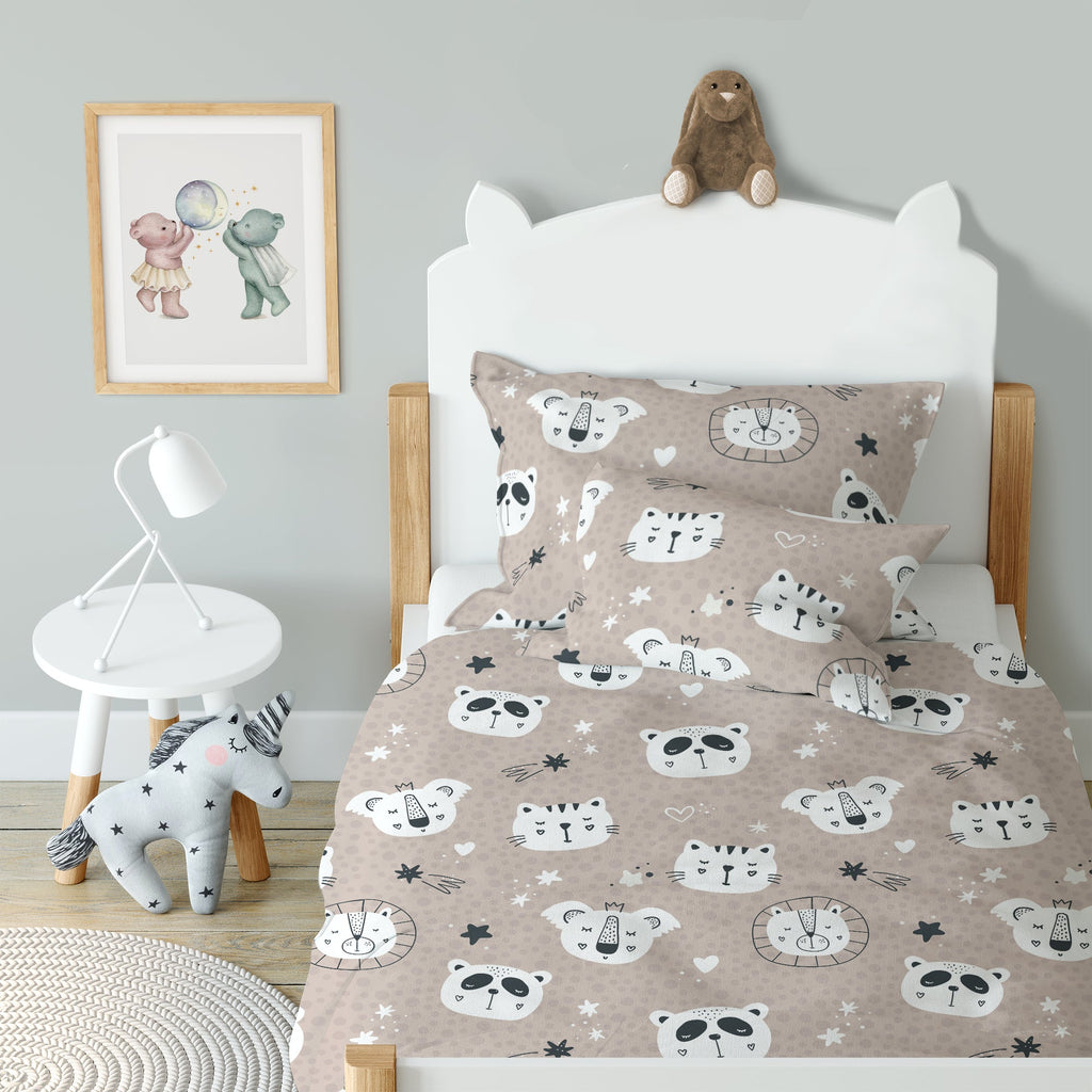 Kinderbettwäsche mit niedlichen Tiermotiven und Sternen, ideal für ein gemütliches Kinderzimmer