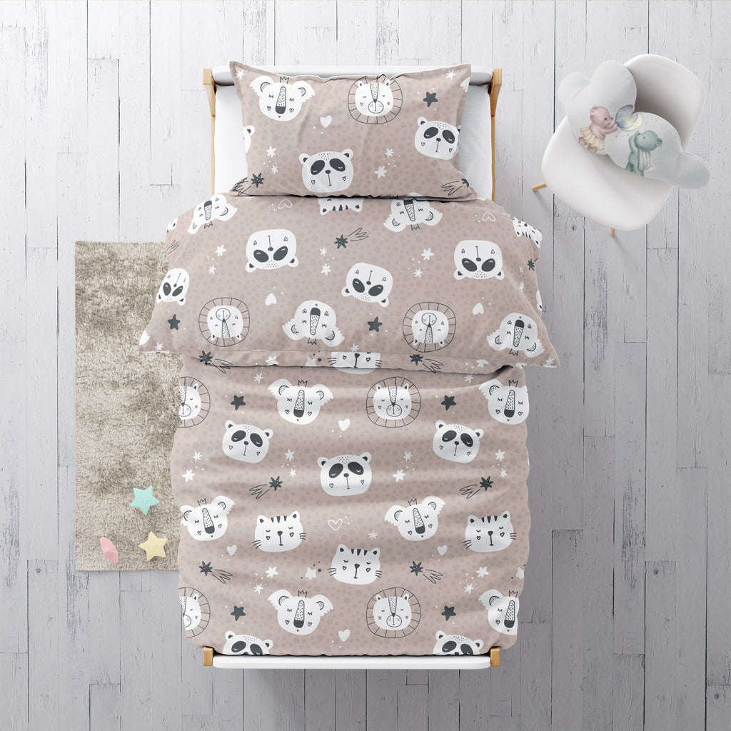 Kinderbettwäsche mit niedlichen Tiermotiven, Sternen und Herzen auf beige Grundfarbe