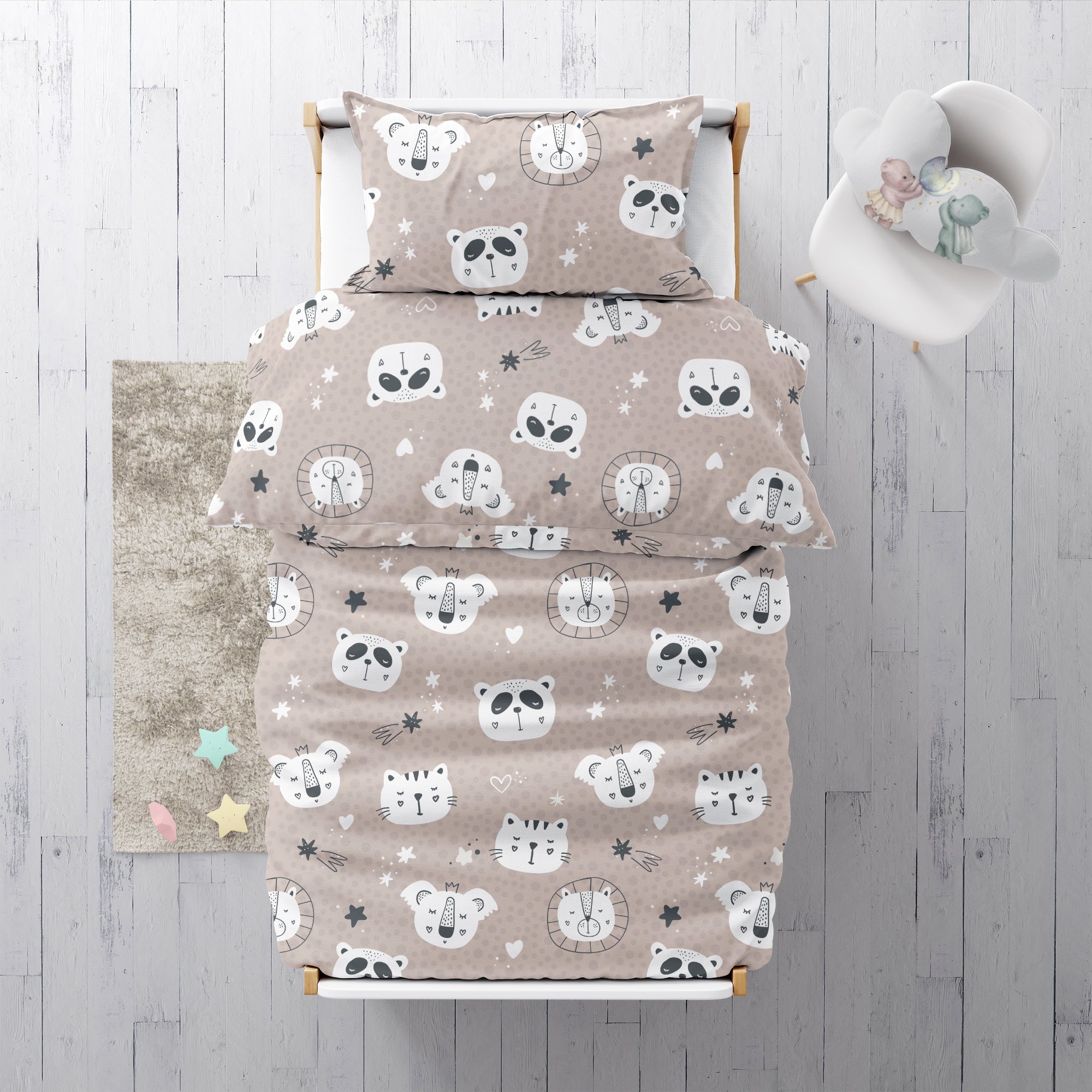 Kinderbettwäsche mit niedlichen Tiermotiven, Sternen und Herzen auf beige Grundfarbe
