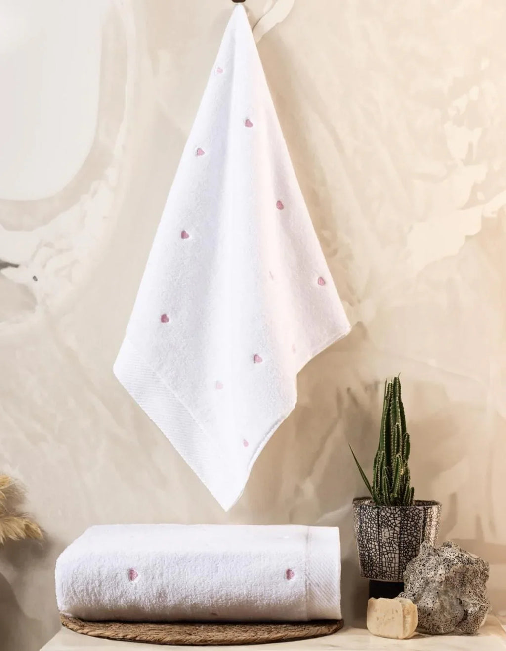 Weißer Handtuch mit rosa Herzen, waschbar & weich, ideal für Badezimmer & Wellness