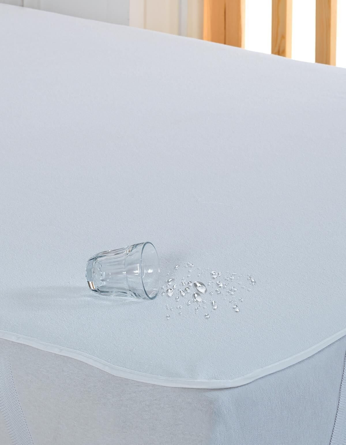 Wasserabweisender Teppich mit umgekipptem Glas – waschbar & pflegeleicht